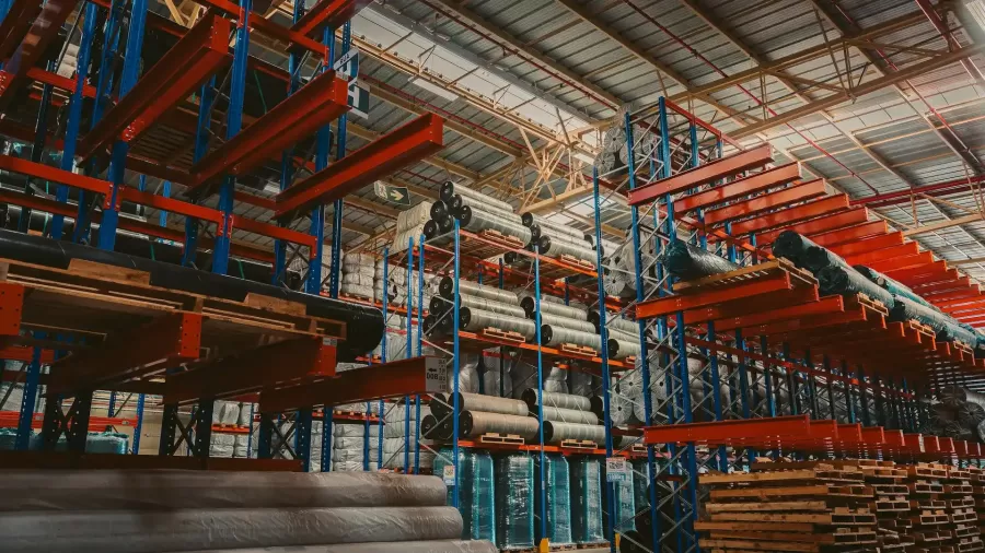 Cantilever e porta-paletes com cargas